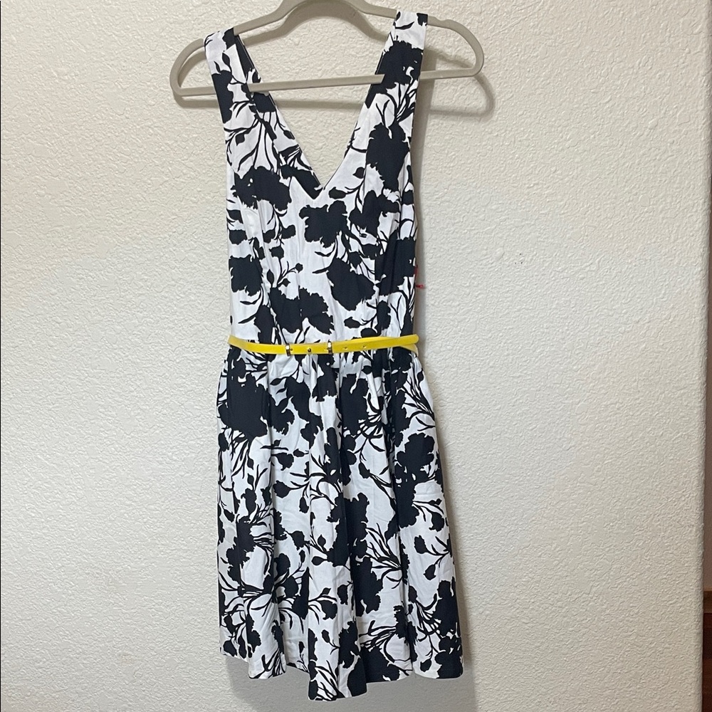 Kohl's Elle Women's Black And White Floral Punch Sleeveless Dress. NWT. Size 8.